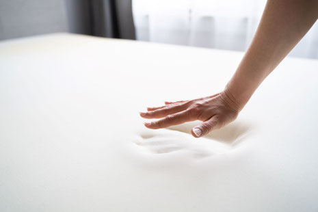 Der Beitrag erklärt Memory Foam bei Bett und Topper, mit Vorteilen, Grenzen und Kaufkriterien für ruhigen, druckarmen Schlaf.