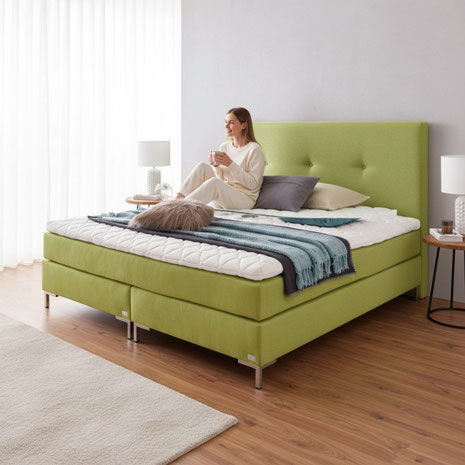 So bleibt das Schlafzimmer im Sommer kühl: mit richtigem Lüften, Sonnenschutz und leichten Materialien für ruhigeren Schlaf.