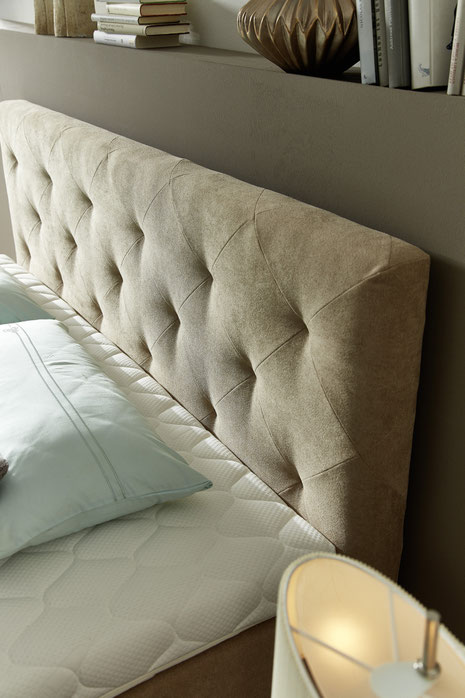 Das Boxspringbett 140x200 beige kombiniert zeitlose Eleganz mit hohem Schlafkomfort und passt perfekt in moderne wie klassische Schlafzimmer jeder Größe.