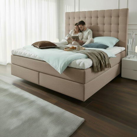 Ein Boxspringbett 180 x 200 im Altbau mit taupefarbenem Stoff und 150 cm Kopfteil bringt Ruhe, Komfort und klare Proportionen ins Schlafzimmer.
