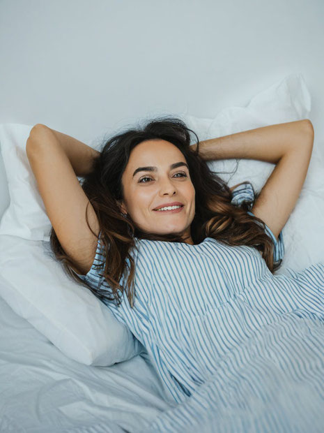 Immer mehr Paare wählen getrennte Schlafzimmer für besseren Schlaf und mehr Rücksicht. Der Beitrag zeigt Vorteile, Herausforderungen und passende Alternativen.