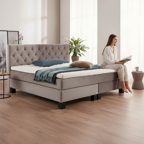Ein Boxspringbett 200x220 bietet großen Menschen und Paaren mehr Platz, ruhigen Schlaf und starke Raumwirkung, wenn Maß und Aufbau passen.