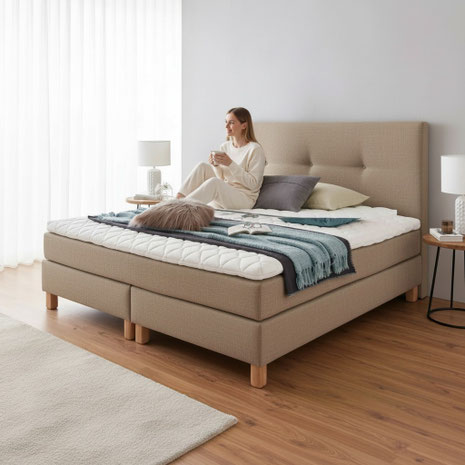 Der Ratgeber erklärt, woran eine zu feste Matratze im Boxspringbett erkennbar ist und welche Lösungen mit Topper helfen.