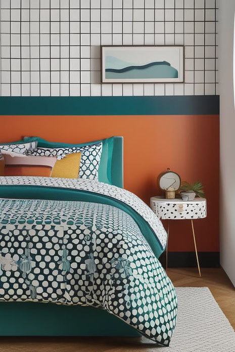 Retro Vibes prägen den Schlafzimmertrend 2025: Sanfte Farben, markante Möbel und Boxspringbetten schaffen ein wohnliches Ambiente voller Charakter.