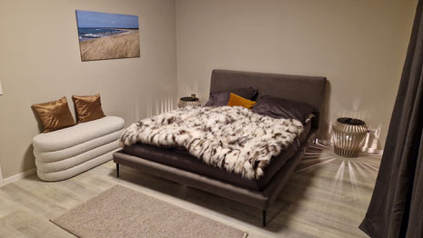Schlafzimmer gestalten mit stimmungsvoller Farbwahl, passender Beleuchtung und komfortablem Bett für eine harmonische Atmosphäre und besseren Schlafkomfort.