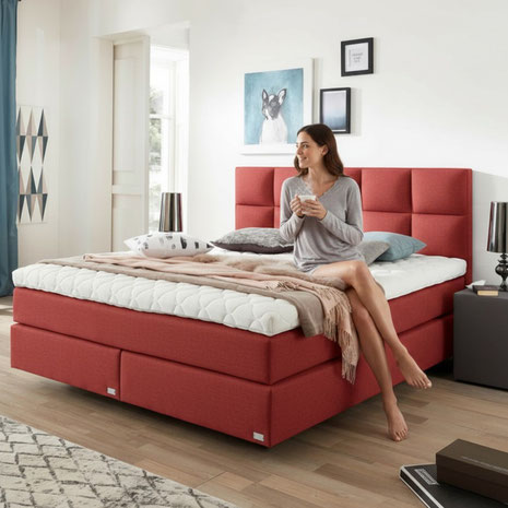 Wer ein Bett mit Stoffbezug kauft, findet pflegeleichte Stoffe wie Mikrofaser oder Polyester-Mischgewebe und edle Looks mit Samt, Bouclé oder Velours.