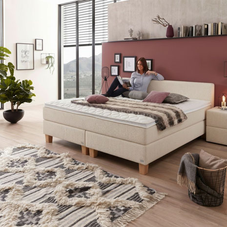 Ein Boxspringbett in Cord und Beige bringt Ruhe, Wärme und Struktur ins Schlafzimmer und passt zu vielen Einrichtungsstilen.
