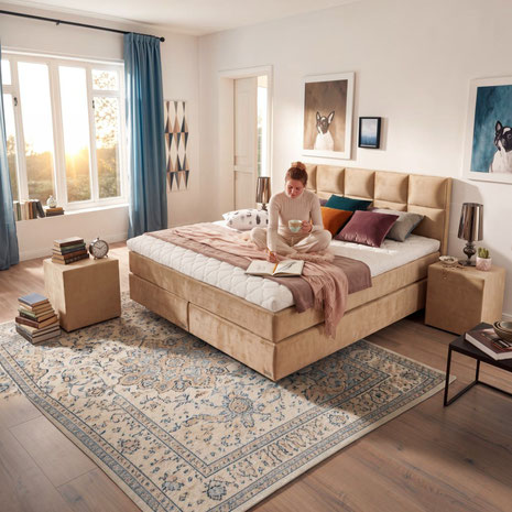 Samt oder Webstoff für ein Bett? Der Vergleich zeigt Haptik, Pflege und Wirkung im Schlafzimmer, damit die Stoffwahl leichter fällt.