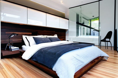 Schlafzimmer gemütlich machen mit warmen Farben, stimmigem Licht und weichen Textilien. Praktische Tipps für Wohlfühl-Atmosphäre und besseren Schlaf.