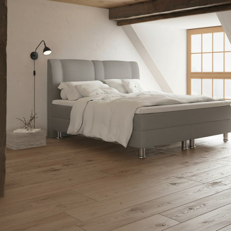 Der Beitrag zeigt Schlafzimmer-Trends 2026, mit Erdtönen, Texturen, weichen Layern und runden Formen für mehr Ruhe, Stil und Komfort.
