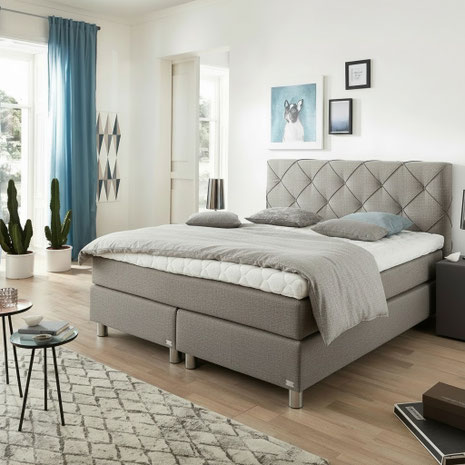 Wer ein Bett 140x200 kaufen möchte, findet Tipps zu Raumplanung, Matratze, Härtegrad und Konfiguration für komfortablen Schlaf im kleinen Schlafzimmer.