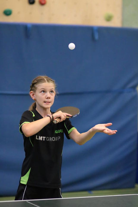 Die talentierte Landeskaderathletin Lenara Breyer vom TSV Schwarzenbek geht mit elf Jahren als eine der jüngsten Spielerinnen bei der Landesrangliste der U15-Schülerinnen in Burg auf Fehmarn auf Punktejagd.