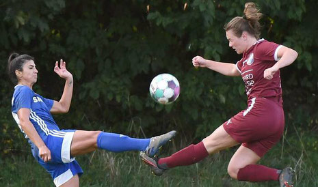 Pure Leidenschaft: Rojin Balica (l., Großenenglis im Duell mit Pilgerzells Franziska Hartwig. Foto: Pressebilder Hahn