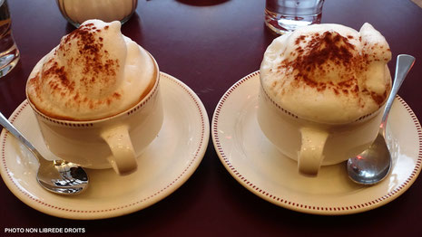 Cappuccinos neigeux, photo non libre de droits