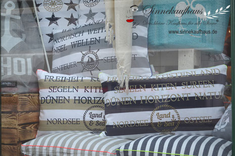 Unsere Schaufenster im August mit Wohntextilien von pad Wohndesign