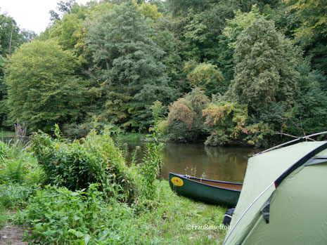 Kajak und Zelt am Fluss im Sommer