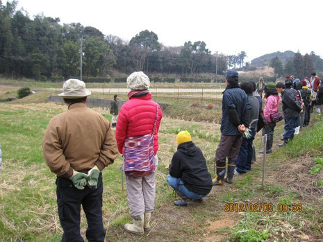 畑を囲んで、案内人、村山さんから説明がある。実に自然体で和やかな雰囲気だ。