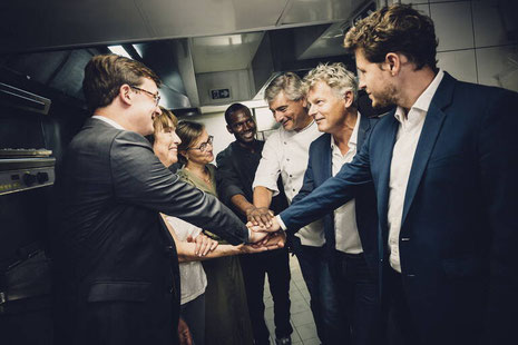 Sacha Houlié (député Renaissance), Marie-Pierre de La Gontrie (sénatrice PS), Stella Dupont (députée Renaissance), Amadou Ba (cuisinier), Manuel Heurtier (chef du Mendi Gorria); Fabien Roussel (député PCF), Julien Bayou (député EE-LV). (Denis Allard/Libér