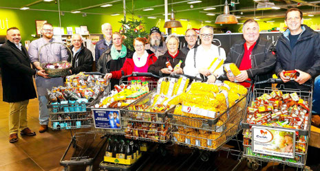 Frank Kettern, Adrian Schmitz und Francesco Mannese (von rechts) freuten sich über diese von den Herzensengeln organisierte Weihnachtsaktion. Foto: Dieter Ackermann