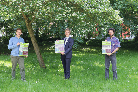 v.l.: Luca Sprick, Projektkoordinator bei »Waldwuchs Flensburg«, Landrat Florian Lorenzen und Felix Oßwald, Klimaschutzmanager des Kreises Nordfriesland. © Kreis Nordfriesland