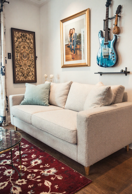 Entdecken Sie die passende Couchgarnitur für Ihr Wohnzimmer: Tipps zu Sitzkomfort, Bezug und Formen. So wird Ihr Raum stilvoll und gemütlich zugleich.