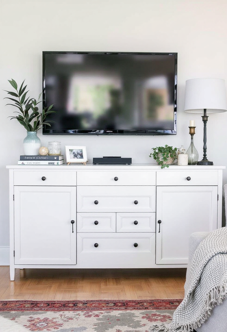 Das Highboard verbindet elegantes Design mit praktischem Stauraum für Wohn-, Schlaf- oder Esszimmer. Vielseitig einsetzbar, modern und individuell gestaltbar.