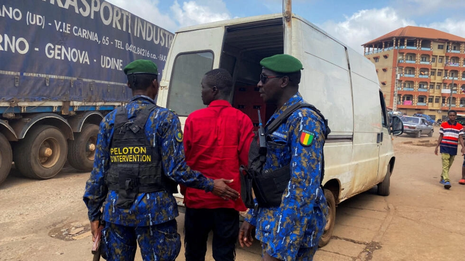 Les forces de sécurité guinéennes contrôlent une camionnette lors d'une patrouille dans une rue à Dubreka, une banlieue de Conakry, après l'évasion de Moussa Dadis Camara, le 4 novembre 2023. © Souleymane Camara, Reuters.