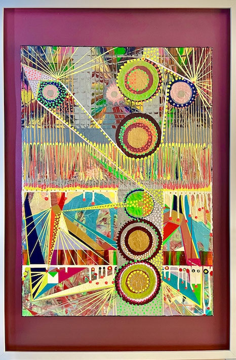 „CHROMAHEDRON“ abstraktes, farbintensives Bild von Andreas Alka alias FLoYd. Bunte geometrische Formen, konzentrische Kreise und strahlenförmige Linien auf strukturreichem Hintergrund. Komplexe Farbkomposition im Stil der abstrakten, chromatischen Kunst.