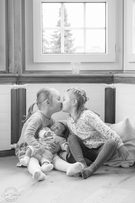 10 Tipps für süsse Babyfotos Zuhause, Babies zu Hause fotografieren, Tipps und Tricks Babyfotografie Zuhause, Fotografieren mit Tageslicht am Fenster, Neugeborenenfotografie, Babyshooting, Babyfotografie