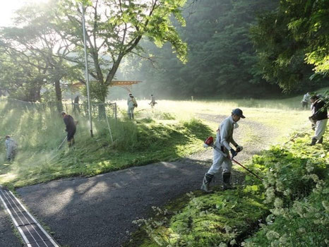 写真：令和６年に行われた石畑研修センターの草刈りの様子