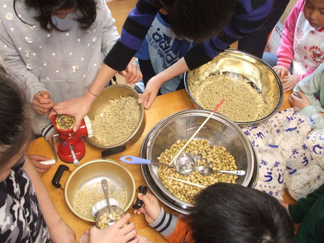 お味噌作りを行う子ども達