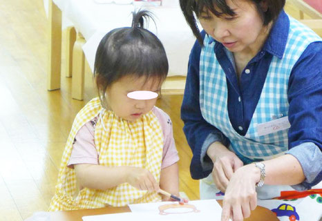 幼児教室のフィオーレコース（2歳児）のモンテッソーリ活動で生徒の活動を援助しています。