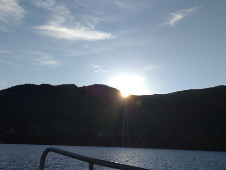 船から見た朝陽