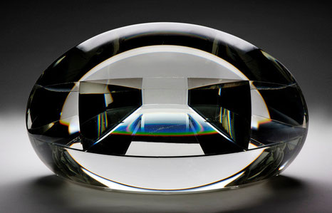 Hello Taut | kiln cast, grinded, glued, hand polished optical glass and mirror | 40 x 22 x 20 cm | 2007 | ●