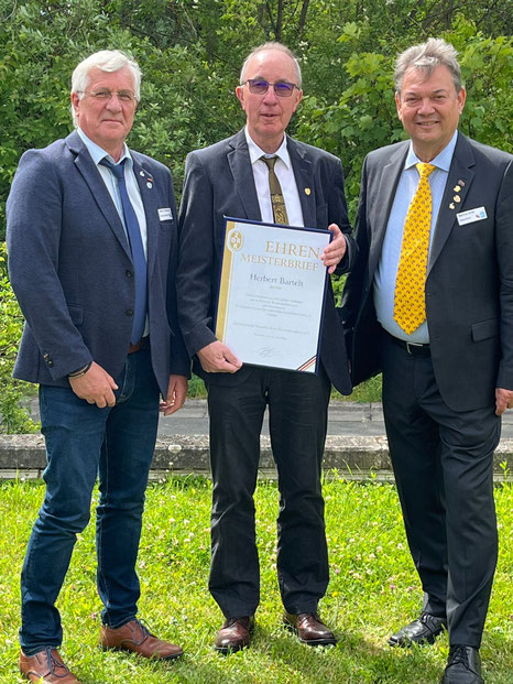 Vizepräsident J. Peterseim, H. Bartelt, Präsident B. Graf (v.l.)