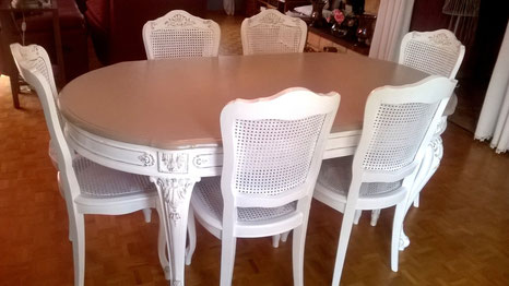 Table et chaise relookés en blanc et taupe