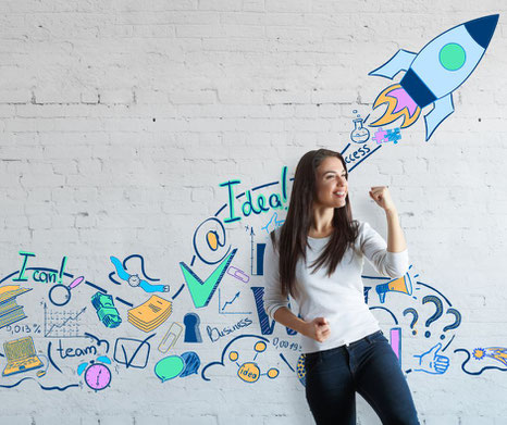 Jeune femme devant un mur sur lequel est dessinée une fresque bleue, partant d'objectifs pour atteindre le succès avec une fusée qui décolle.
