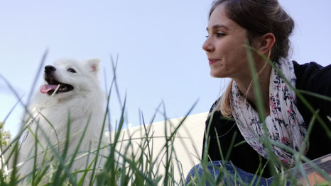 Vanessa ANDRE, fondatrice de MAE médiation animale - accompagnée de son chien Naoki.