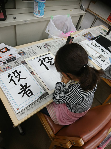 一画一画ていねいにゆっくり書いてます