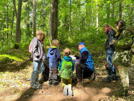 Gruppe im Wald – Foto © Kathrin Hämmerle