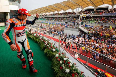 MotoGP in Sepang - Marc Marquez jubelt der Zuschauermenge vom Podium aus zu.