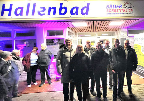 Beim Jubiläum im Bild von links: Bürgermeister Nicolas Aisch, Bäder-Betriebsleiterin Pia Heise,die  Schwimmmeister Udo Friesen und Sebastian Mann, Stadtwerkechef Marc Frewer, Azubi Mathis Gutzeit sowie Martin Grone von den Stadtwerken.  