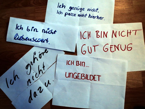Psychotherapeut Reimer Bierhals bat ACT-Therapeuten darum, sich mit Bild zu einem ihrer geheimen verletzlichen Sätze zu bekennen.