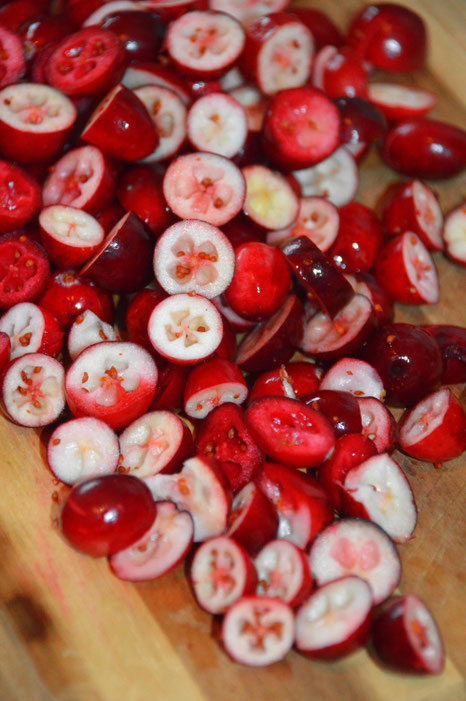 Preiselbeeren, aufgeschnitten, Holzbrett