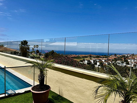 Blick vom Pool auf das Meer.