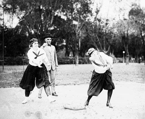 Nella foto due donne giocano a softball nel 1919 (National Photo Company Collection/Library of Congress, Washington, D.C. (reproduction no. LC-DIG-npcc-00406)