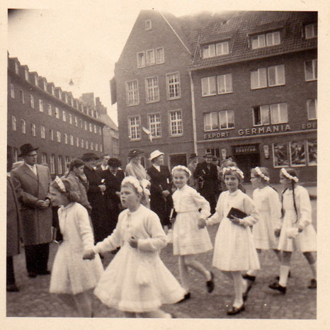 Erstkommunion - Im Hintergrund Gaststätte Freitag Mitte der 1950er Jahre