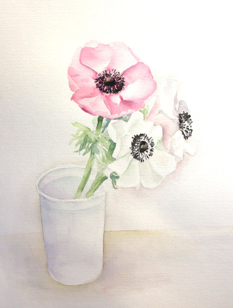 Aquarellbild "Weiße und rosa Anemonen im Wasserglas": zwei weiße und eine rosafarbige Anemone stehen in einem Wasserglas