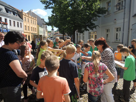 Schüler vom Erwin-Strittmatter-Gymnasium Spremberg zum Tag der Menschen mit Sehbehinderung