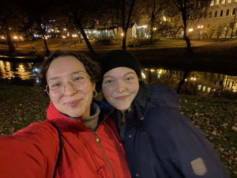 Martha und Jolanthe abends in Riga (v.l.). Foto (privat)
